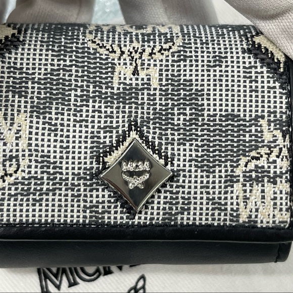 SALE HP! MCM AIRPODS CASE UNISEX - Picture 5 of 13